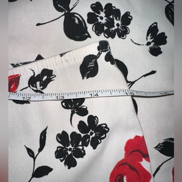 Y2K Rose Print in red and black stretchy fabric feminine fit size 9 - Picture 3 of 3